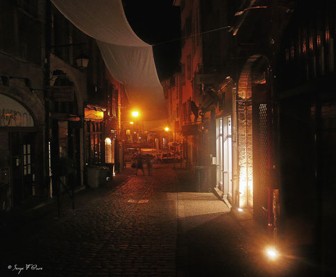 Rue St Gilles - Le Puy en Velay dans la nuit - France - Sur le chemin de St Jacques de Compostelle (santiago de compostela) - Le Chemin du Puy ou Via Podiensis (variante par Rocamadour)