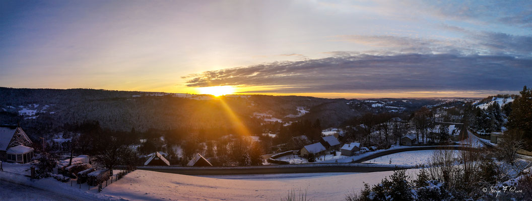Panoramique de Charlannes à Saint-Sauves-d'Auvergne - Coucher de soleil - Massif du Sancy - Auvergne - France
