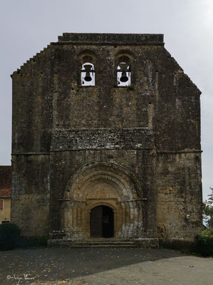 La collégiale Saint-Barthélemy de Pimbo est une ancienne collégiale située sur la commune de Pimbo - Les Landes - Les premières mentions de l'édifice remontent au XIᵉ siècle, la légende locale attribue la fondation de l'institution à Charlemagne