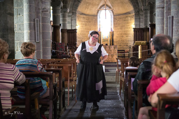 Etiennette des "Virées du Sancy" en visite dans l'Eglise Saint-André - Besse et Saint-Anastaise - Massif du Sancy - Auvergne - France