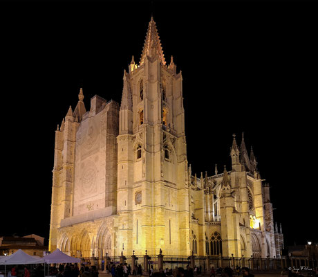 Cathédrale Sainte Marie de Leon by night - Espagne - Sur le chemin de Compostelle