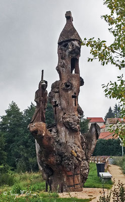 Sculpture en bois en sortant de Saugues - France - Sur le chemin de St Jacques de Compostelle (santiago de compostela) - Le Chemin du Puy ou Via Podiensis (variante par Rocamadour)