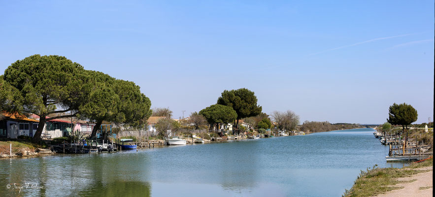 Village de pêcheurs sur le canal du Rhône à Sète - Camargue - Bouches du Rhône - France port d'Aigues Mortes
