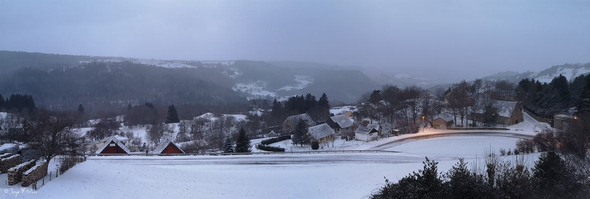 Levé du jour à Murat le Quaire sous la neige - Murat le Quaire - Massif du Sancy - Auvergne - France 