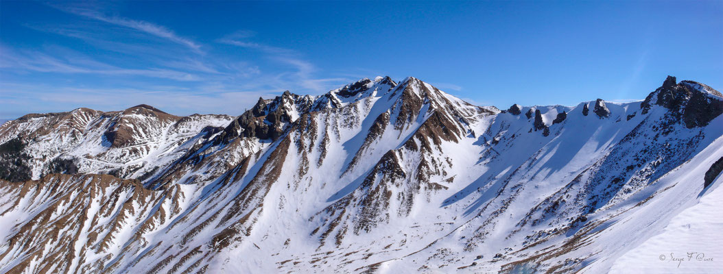 Le Massif du Sancy (1886 m). La photo a été prise à partir de la corniche en venant du Capucin, juste avant le Col de Courre (1709 m) - Auvergne - France