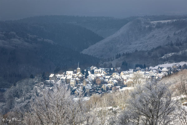 Commune de St-Sauves d'Auvergne sous la neige - Massif du Sancy - Auvergne - France
