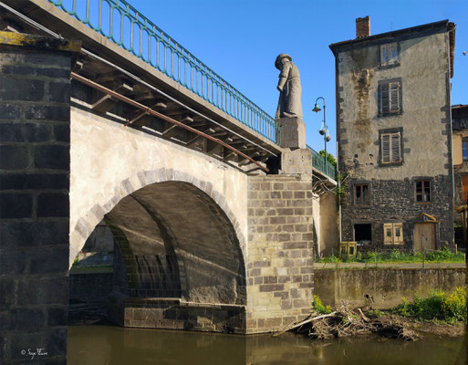 Le pont des fainéants avec sa statut de tanneur à Maringues 