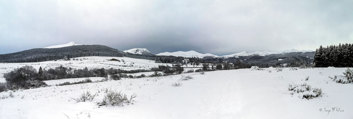 Paysage de neige à Murat le Quaire avec vue sur la Banne d'Ordanche, Le Puy Gros et le Sancy - Massif du Sancy - Auvergne - France