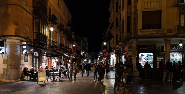 Rue piétonne principale de Leon by night débouchant sur la cathédrale - Espagne - Sur le chemin de Compostelle