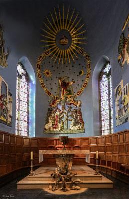 Les céramiques de cette église ont été réalisés par Sigismond Olesiewicz, dit Jean Olin, né le 21 06 1891 à Barhn en Ukraine, et mort le 13 mai 1972 à Paris, c’est un artiste peintre, décorateur, illustrateur, graveur, d'origine polonaise