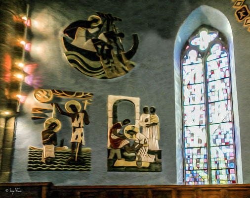 Les céramiques de cette église ont été réalisés par Sigismond Olesiewicz, dit Jean Olin, né le 21 06 1891 à Barhn en Ukraine, et mort le 13 mai 1972 à Paris, c’est un artiste peintre, décorateur, illustrateur, graveur, d'origine polonaise