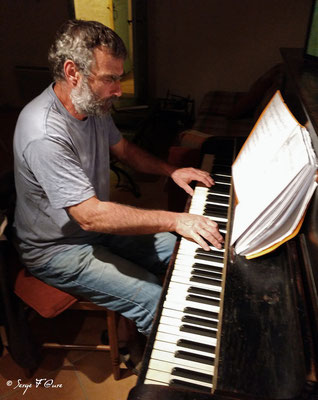 Soirée piano par Rémi à la ferme de Trigodina à Pern - Sur le chemin de Compostelle