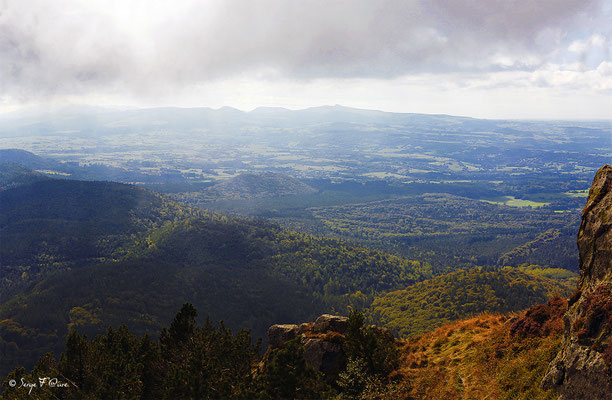 Massif du Sancy et la Banne d'Ordanche vus du Puy de Dôme (Le Puy de Sancy au centre altitude de 1886 m) - Auvergne - France