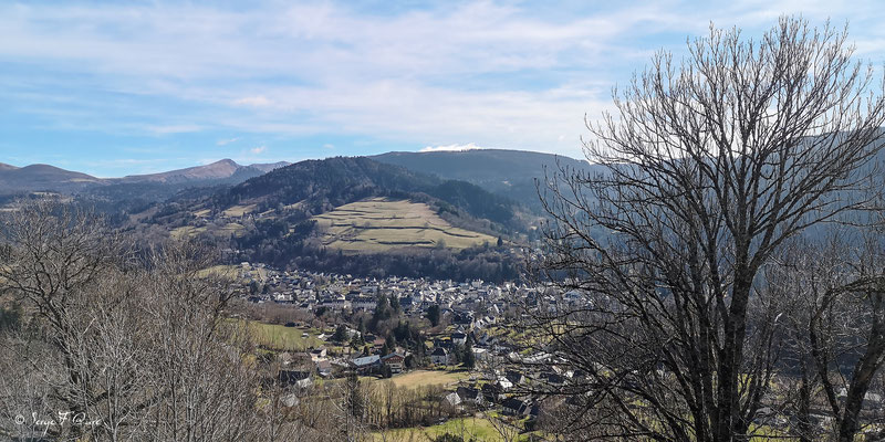 Vue sur la Bourboule de chemin de Ronde - Murat le Quaire - Massif du Sancy - Auvergne - France
