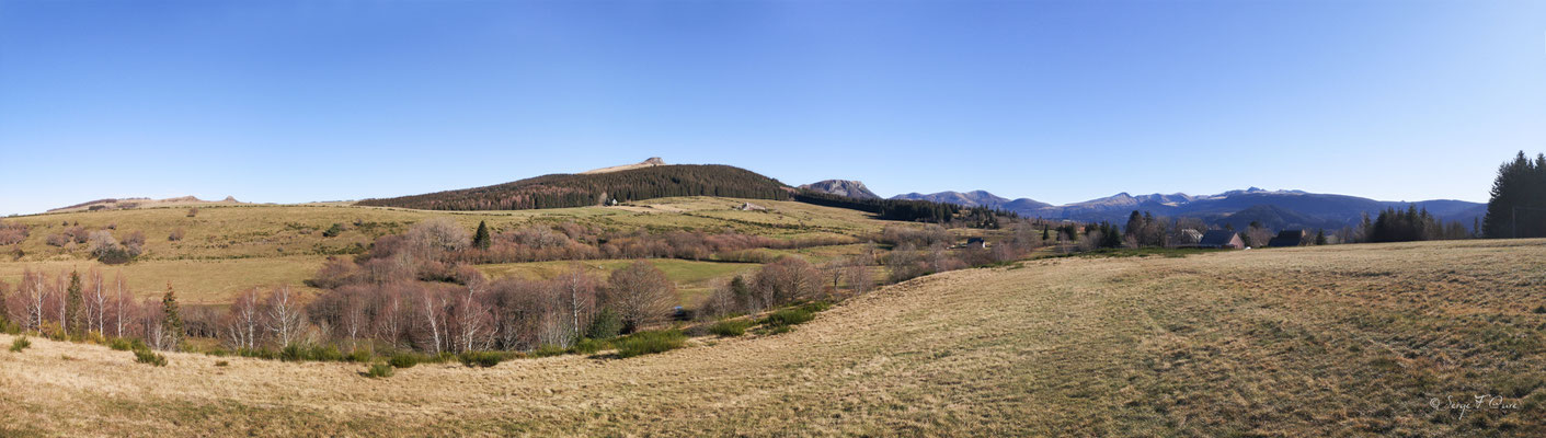 Panoramique sur tous les volcans et montagnes vu des champs hauts - Murat Le Quaire - Massif du Sancy - Auvergne - France