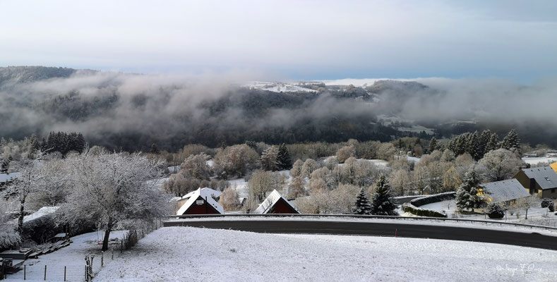 10 h du matin le vendredi 03 janvier 2025, fin du premier 1/4 du XXIᵉ siècle. Evolution du lever du jour sur Murat-Le Quaire - Massif du Sancy - Auvergne - France