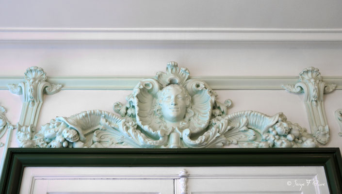 Détail des moulures au dessus des portes dans de la salle à manger au Médicis Palace à La Bourboule - Auvergne - France