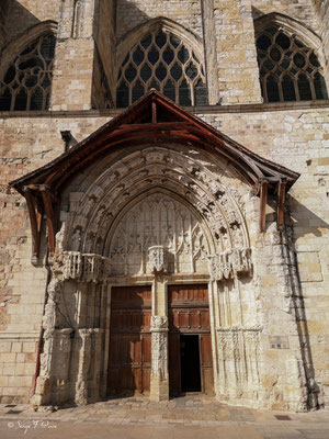 Porche et Tympan de la Cathédrale St Pierre  à Condom - Gers - France - Sur le chemin de Compostelle 