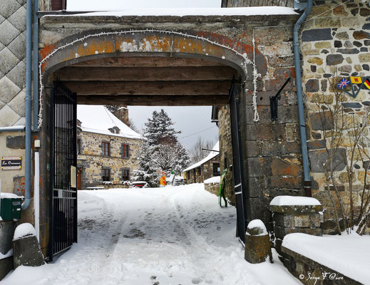 Porche de la cour de la Mairie et du Scénomusée de la Toinette et Julien - Murat Le Quaire - Massif du Sancy - Auvergne - France 