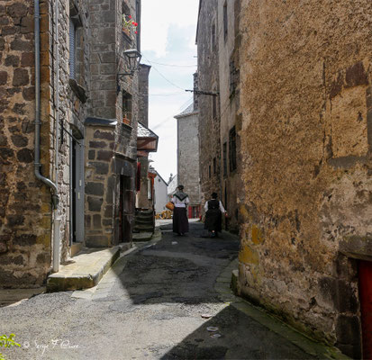 La Marissou et Etiennette des "Virées du Sancy" déambulant dans la commune - Besse et Saint-Anastaise - Massif du Sancy - Auvergne - France