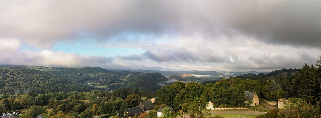 vu de chez moi à Murat le Quaire (Auvergne - France) sur Liournat et St Sauves. L'automne arrive à grand pas avec ses couleurs qui ne vont pas arrêter de s'intensifier, accompagné de ses lumières extraordinaires.