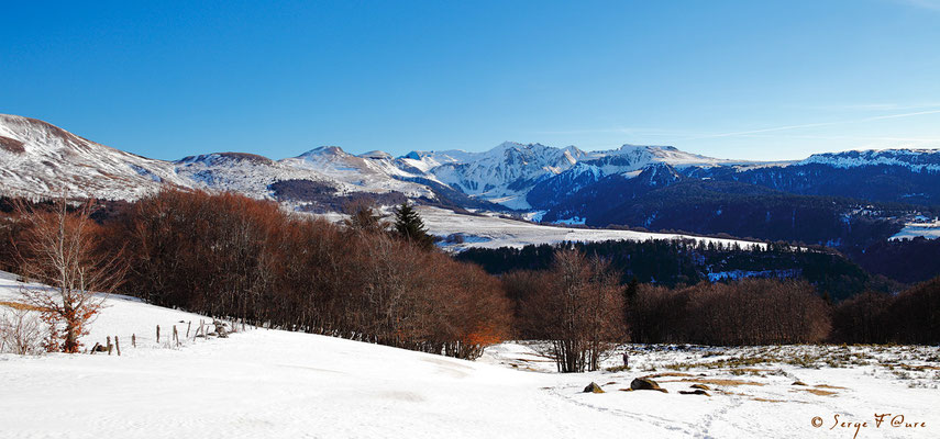 Massif du Sancy vu de Chantauzet (Le Puy de Sancy au centre altitude de 1886 m) - Auvergne - France