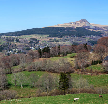 La Banne d'Ordanche et Murat le Quaire vus des plateaux de Charlanne - Massif du Sancy - Auvergne - France