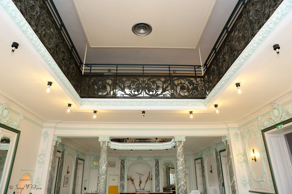 Salle à manger - garde-corps des deux tribunes en fonte ouvragée ornée de rinceaux au Médicis Palace à La Bourboule - Auvergne - France