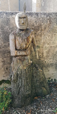 Sculpture d'indien sur tronc d'arbre à Castet Arrouy - France - Sur le chemin de Compostelle 