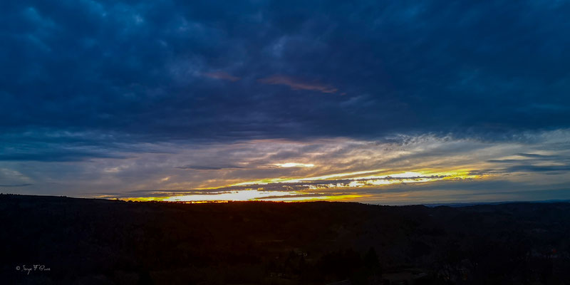 Coucher de soleil sur Liournat - St-Sauves d'Auvergne - Massif du Sancy - France