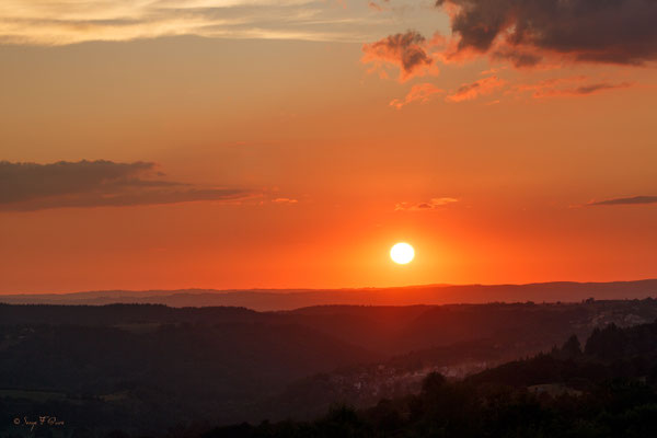 Coucher de Soleil sur St Sauves d'Auvergne - Massif du Sancy - Auvergne - France