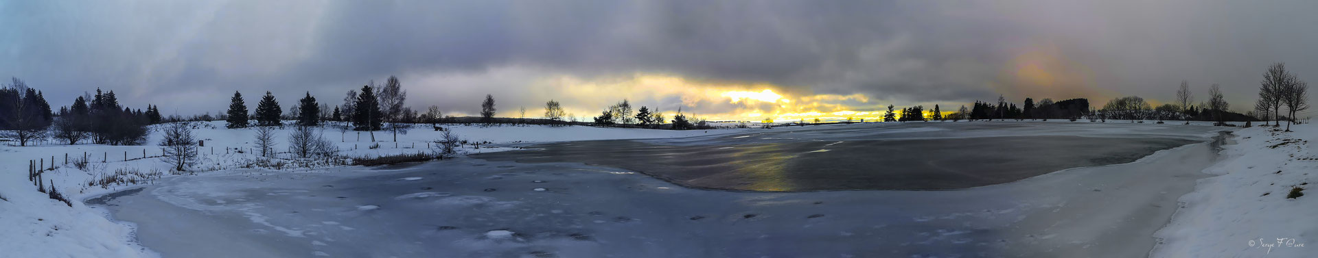 Un panorama majestueux sur le lac glacé de Murat le Quaire - Massif du Sancy - Auvergne - France