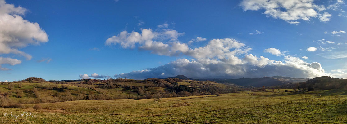 Le massif du Sancy vu de Perpéza - Auvergne - France - Vue panoramique