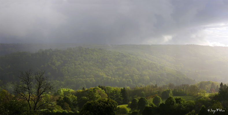 Entre soleil et pluie - sur le plateau de Charlannes côté Liournat vu de Murat le Quaire - Massif du Sancy - Auvergne - France