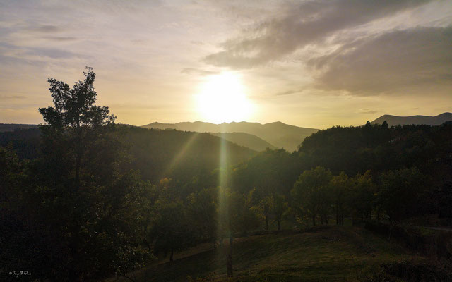 Poésie d'automne sur le Massif du Sancy. Vue du pied du château de Murol - Auvergne - France