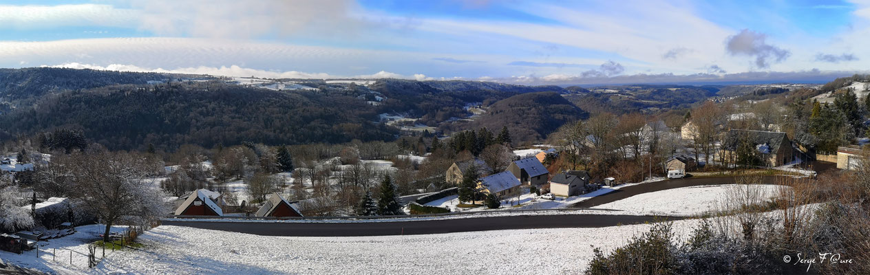 12 h (midi) le vendredi 03 janvier 2025, fin du premier 1/4 du XXIᵉ siècle. Evolution du lever du jour sur Murat-Le Quaire - Massif du Sancy - Auvergne - France