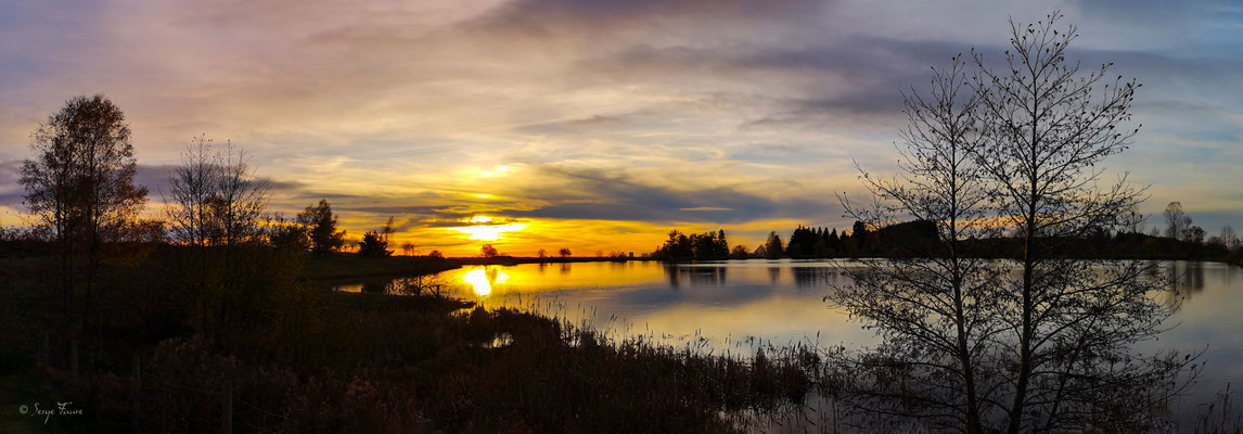 Coucher de soleil sur le lac du pré Cohadon de Murat le Quaire - Massif du Sancy - Auvergne - France