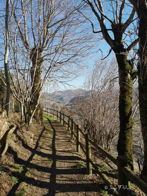 Sur le chemin de ronde de Murat le Quaire - Massif du Sancy - Auvergne - France