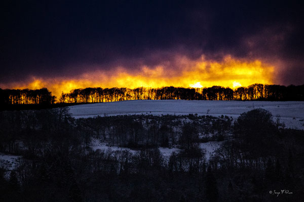 Coucher de soleil sur Liournat - Commune de St-Sauves d'Auvergne - Massif du Sancy - France