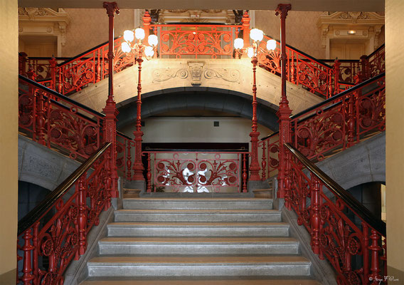 Escalier principal- garde-corps en fonte ouvragée de la Mairie de La Bourboule - Auvergne - France