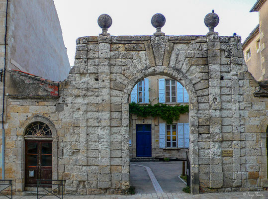 Porche d'une maison bouPassagergeoise à Lectoure - Gers - France - Sur le chemin de Compostelle