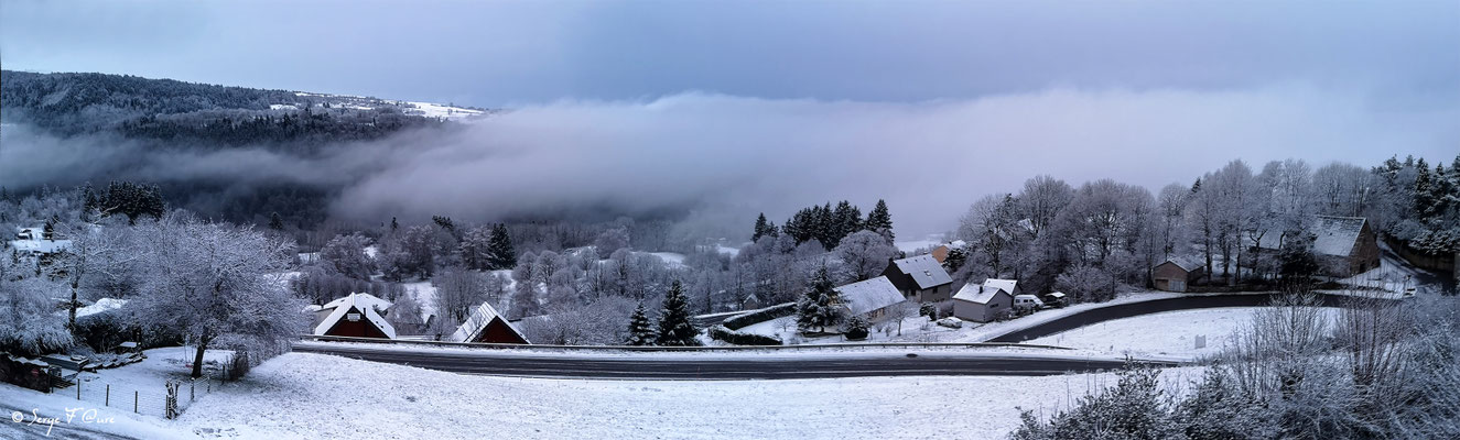 9 h du matin le vendredi 03 janvier 2025, fin du premier 1/4 du XXIᵉ siècle. Evolution du lever du jour sur Murat-Le Quaire - Massif du Sancy - Auvergne - France