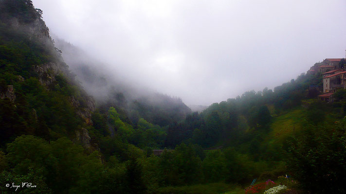 St Privat d'Allier au petit matin dans la brume - Sur le chemin de St Jacques de Compostelle (santiago de compostela) - Le Chemin du Puy ou Via Podiensis (variante par Rocamadour)