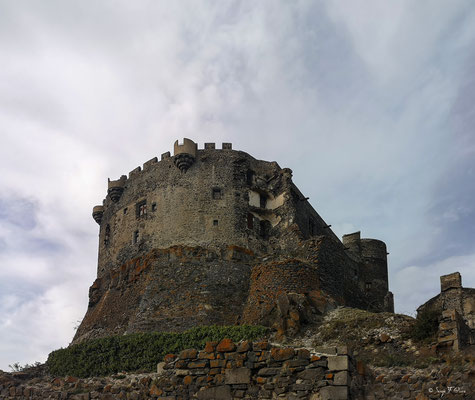 Le château de Murol (classement aux Monuments Historiques en 1889) - Massif du Sancy - Auvergne - France