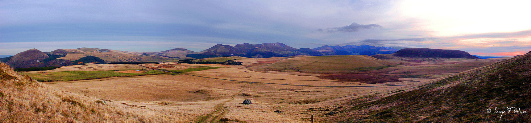 Massif du Sancy vu du Puy Loup (Le Puy de Sancy au centre altitude de 1886 m) - Auvergne - France