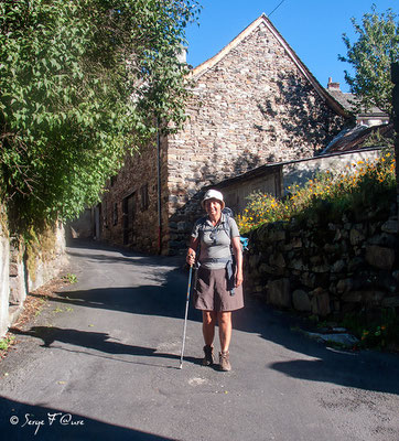 Annette au départ de Saint-Chély-d'Aubrac - France - Sur le chemin de St Jacques de Compostelle (santiago de compostela) - Le Chemin du Puy ou Via Podiensis (variante par Rocamadour)