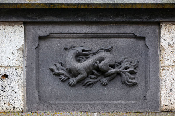 Détail de sculpture sur pierre de lave d'une maison typique rue d'Arras - La Bourboule - Auvergne - France