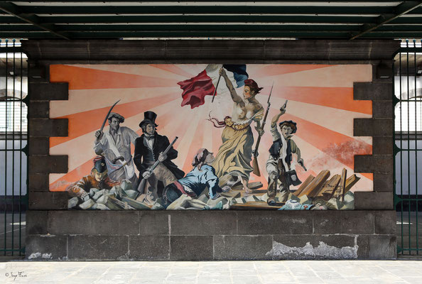 Sur le mur extérieur de la halle au blé, une reproduction du tableau de Delacroix a été réalisée par un artiste de la ville, pour le bicentenaire de la révolution française 