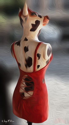 Carmencita ma belle rumineuse, radieuse en tenue très sexy à la Madonna.  La sculptrice Delphine Devos a eu cette idée originale d'habiller à la Jean-Paul Gaultier cette reine des prés et de m'avoir inspiré pour ce triptyque en photo-tableau