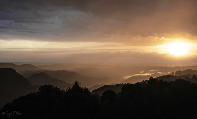 Coucher de soleil Sur St Sauves d'Auvergne - Massif du Sancy - Auvergne - France